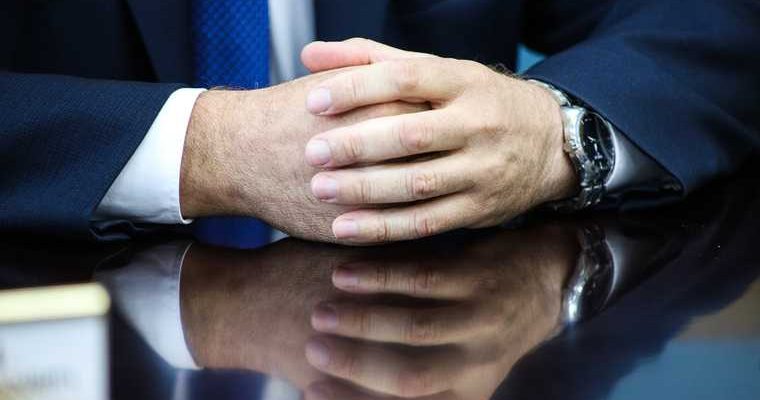 получает зарплату