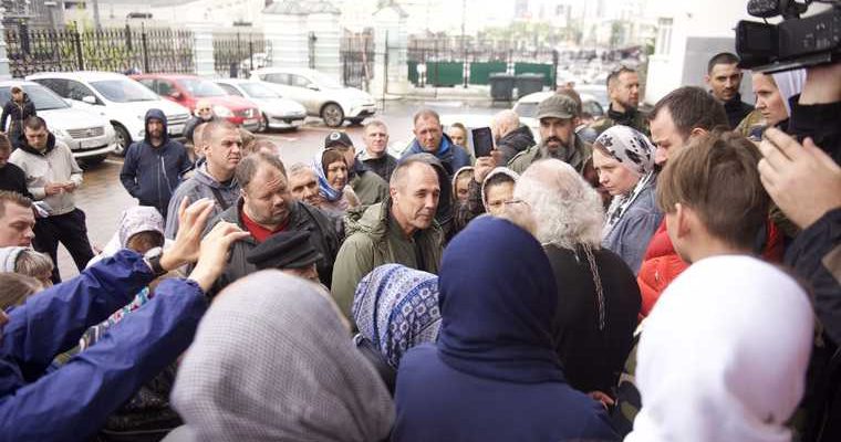 сторонники отца сергия осадили епархию