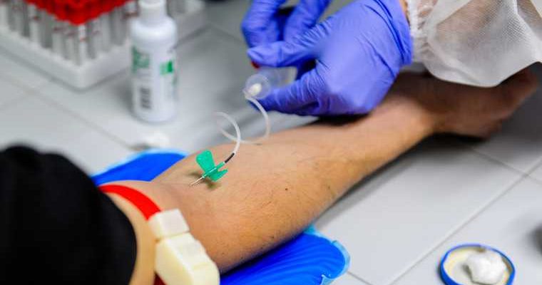 тюменцам предлагают сдать тест на коронавирус за 500 рублей