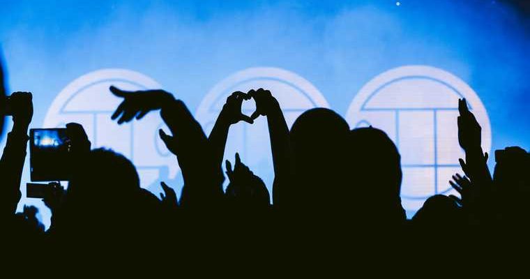 Названы самые популярные артисты России