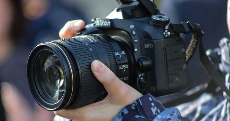 фотография с силовиком и портретом путина